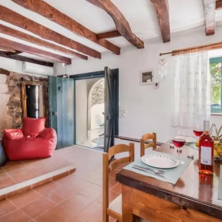 Serene Retreat- Sleeps 4 Wifi Courtyard * Kolliváta