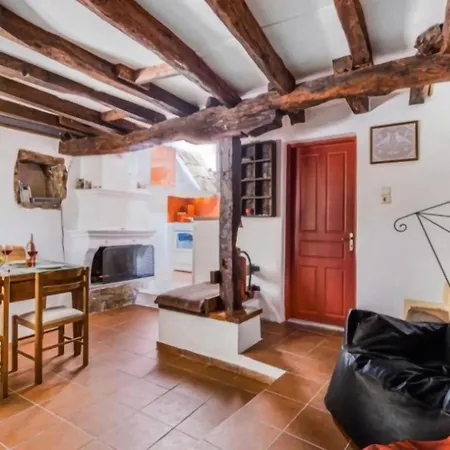 Serene Retreat- Sleeps 4 Wifi Courtyard * Kolliváta