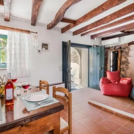 Serene Retreat- Sleeps 4 Wifi Courtyard *
