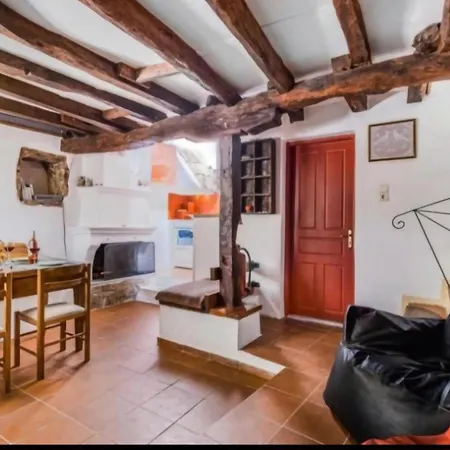 Serene Retreat- Sleeps 4 Wifi Courtyard * Kolliváta